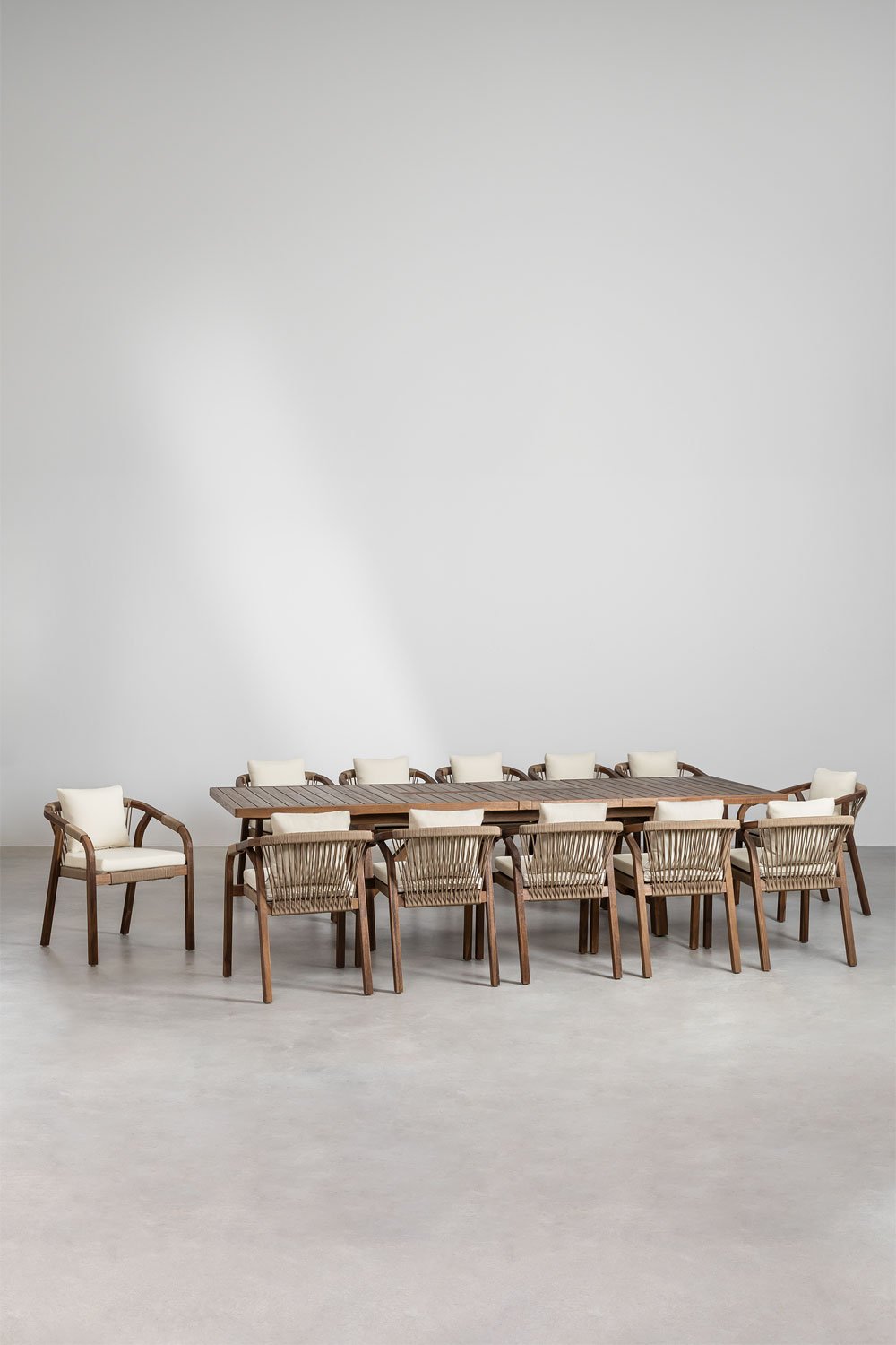 Set tavolo rettangolare estensibile 200-260-320x100 cm e 12 sedie da pranzo con braccioli in legno di acacia Dubai
