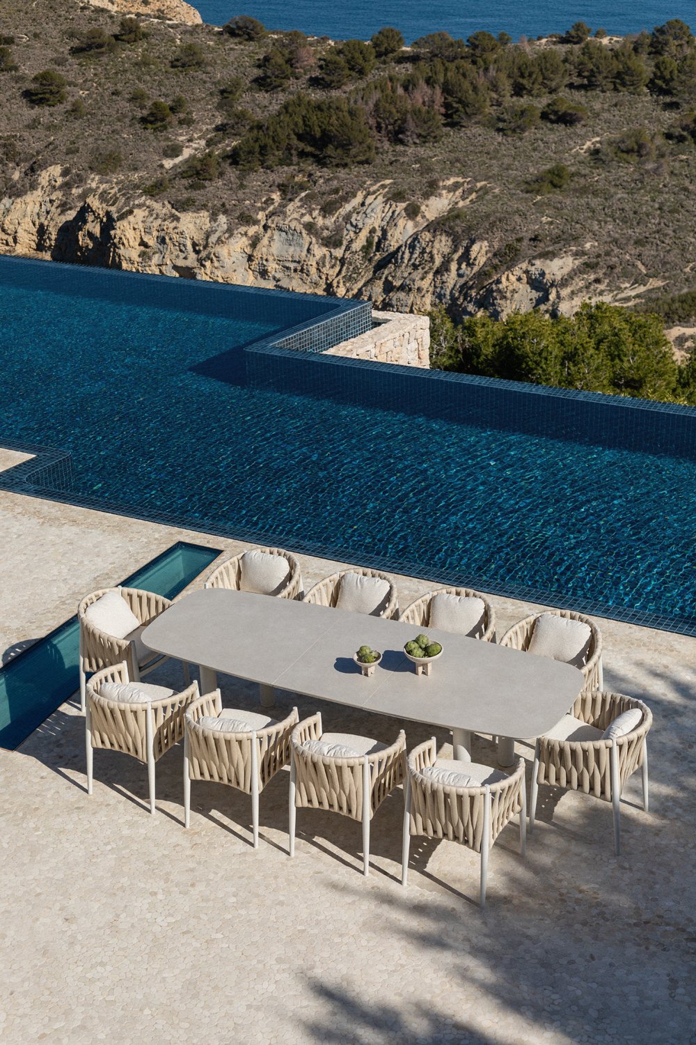 Set tavolo rettangolare estensibile 220-280x100 cm in ceramica Zinti e 10 sedie da giardino in alluminio e tessuto bouclé Sereil