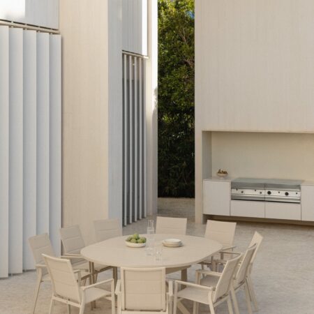 Set composto da tavolo rotondo allungabile Barces 145-200x145 cm e 10 sedie da giardino impilabili in alluminio Karena con bracc