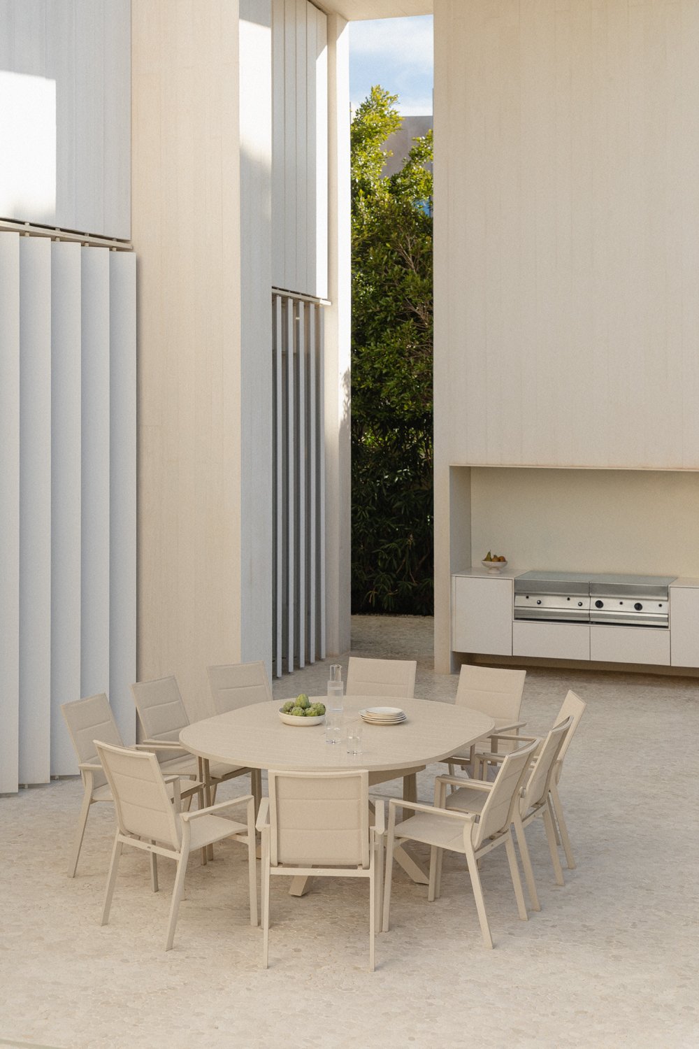 Set composto da tavolo rotondo allungabile Barces 145-200x145 cm e 10 sedie da giardino impilabili in alluminio Karena con bracc