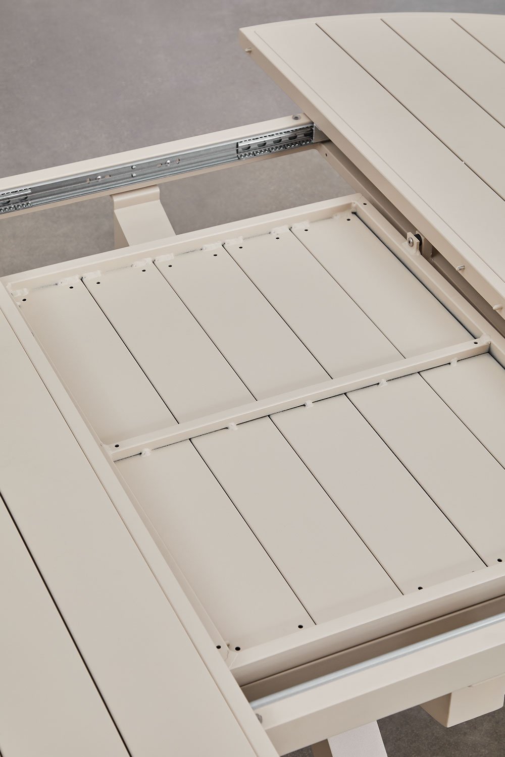 Set tavolo rotondo allungabile Barces 145-200x145 cm e 6 sedie da giardino impilabili in alluminio Karena con braccioli