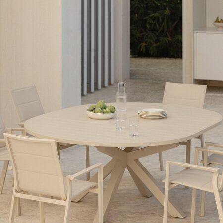 Set tavolo rotondo allungabile Barces 145-200x145 cm e 6 sedie da giardino impilabili in alluminio Karena con braccioli