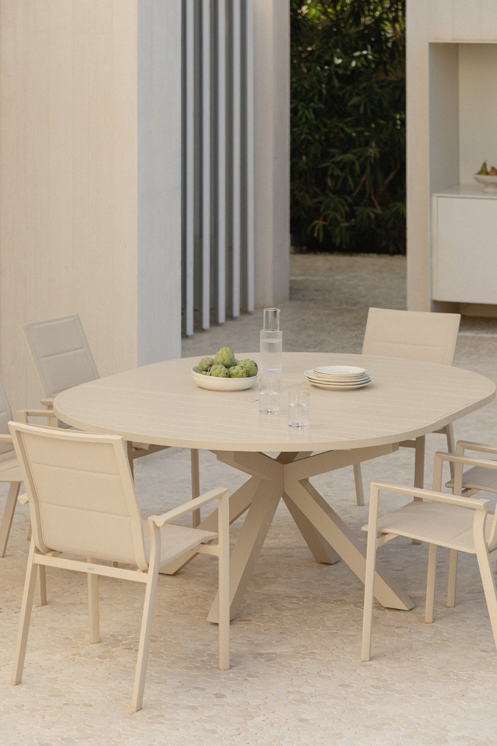 Set tavolo rotondo allungabile Barces 145-200x145 cm e 6 sedie da giardino impilabili in alluminio Karena con braccioli