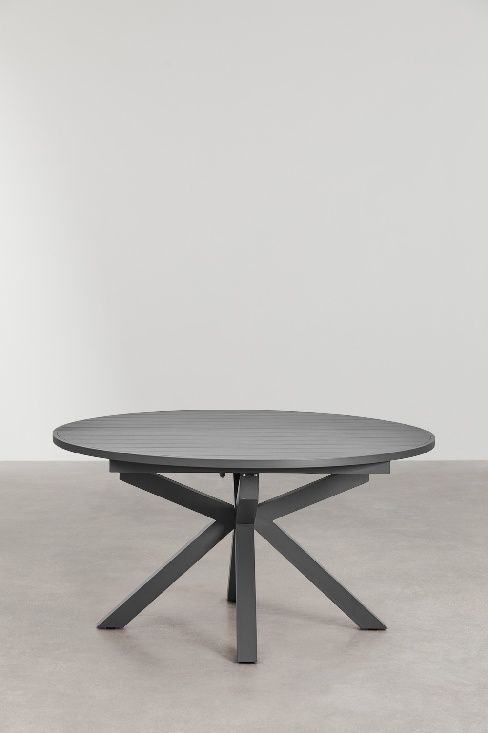 Set tavolo rotondo allungabile Barces, 145-200x145 cm, in alluminio e 8 sedie da giardino impilabili Ivor con braccioli.