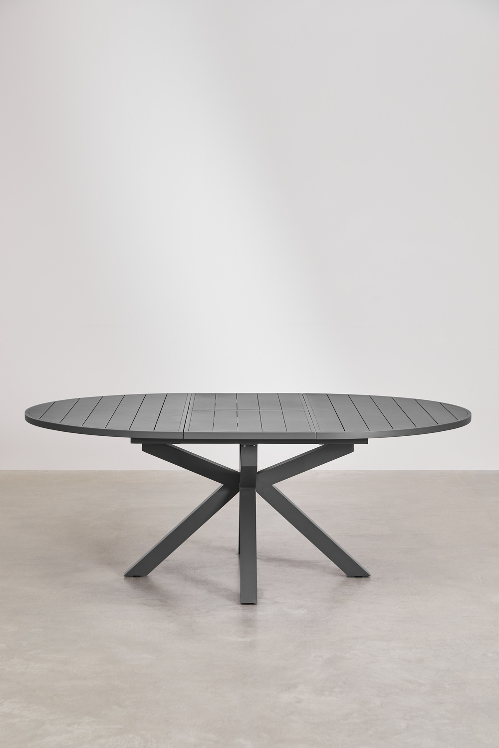 Set tavolo rotondo allungabile Barces, 145-200x145 cm, in alluminio e 8 sedie da giardino impilabili Ivor con braccioli.