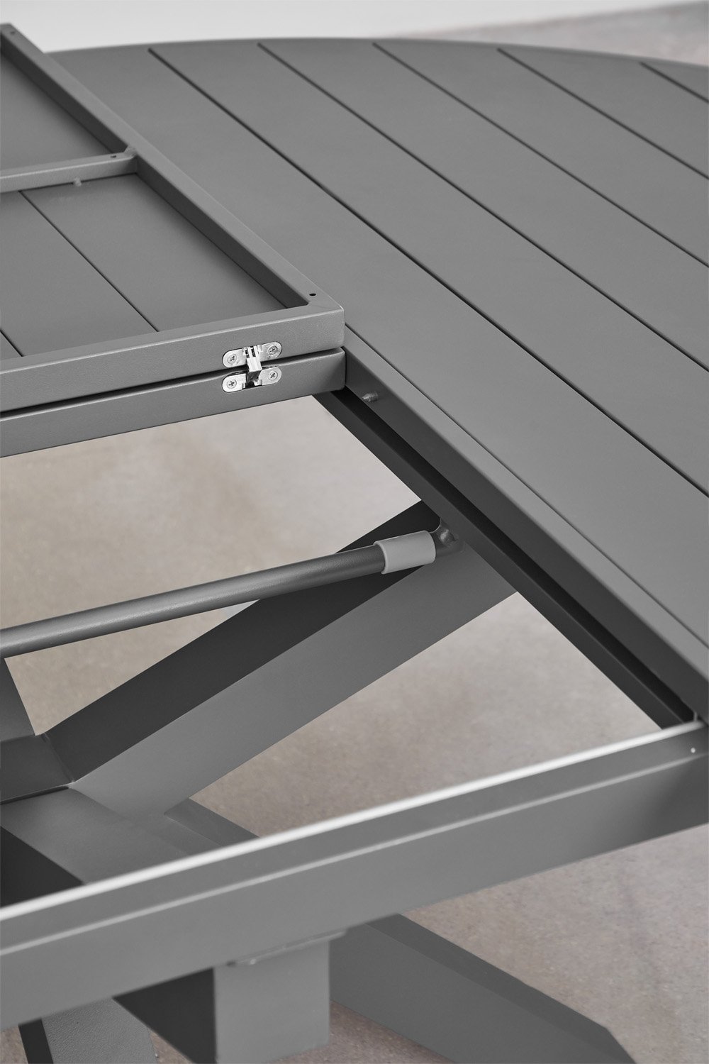 Set tavolo rotondo allungabile Barces, 145-200x145 cm, in alluminio e 8 sedie da giardino impilabili Ivor con braccioli.