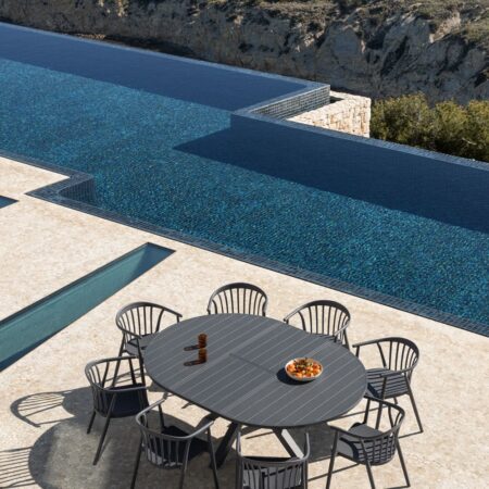 Set tavolo rotondo allungabile Barces, 145-200x145 cm, in alluminio e 8 sedie da giardino impilabili Ivor con braccioli.