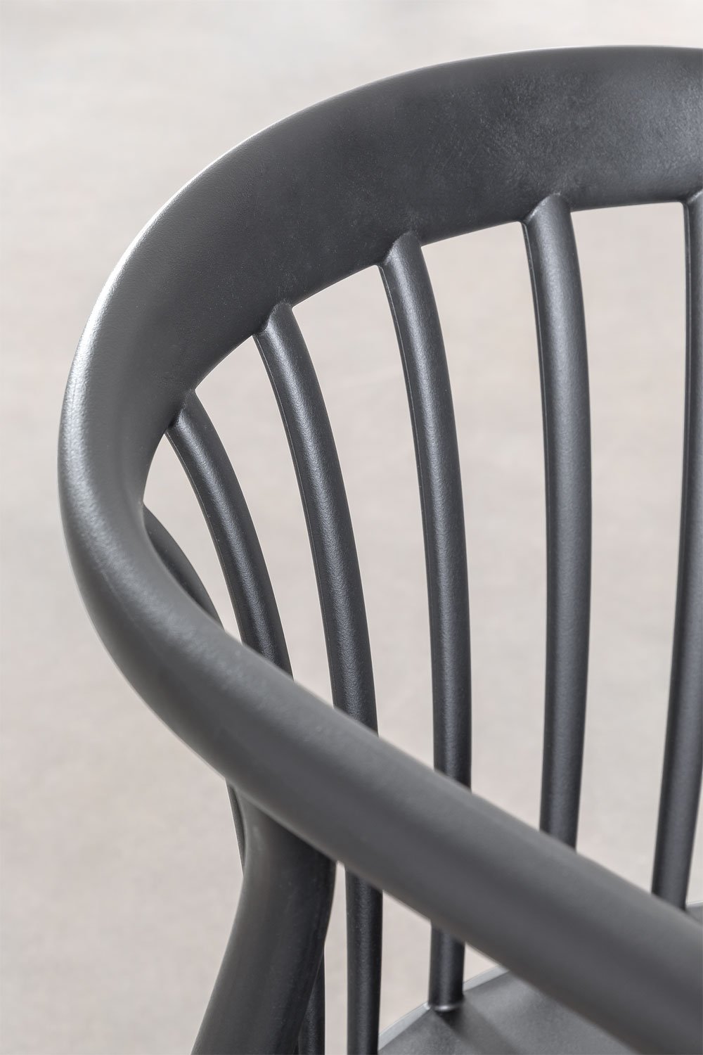 Set tavolo rotondo allungabile Barces, 145-200x145 cm, in alluminio e 8 sedie da giardino impilabili Ivor con braccioli.