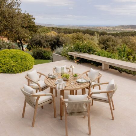 Set tavolo rotondo da 120 cm e 6 sedie da giardino con braccioli in legno di acacia Dubai