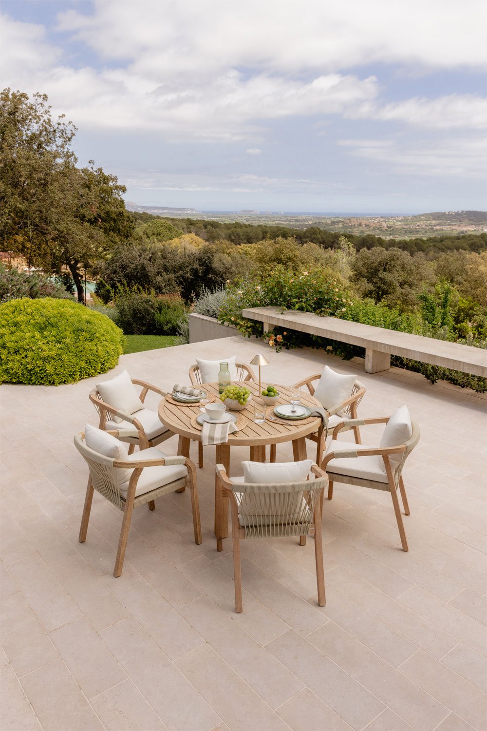 Set tavolo rotondo da 120 cm e 6 sedie da giardino con braccioli in legno di acacia Dubai