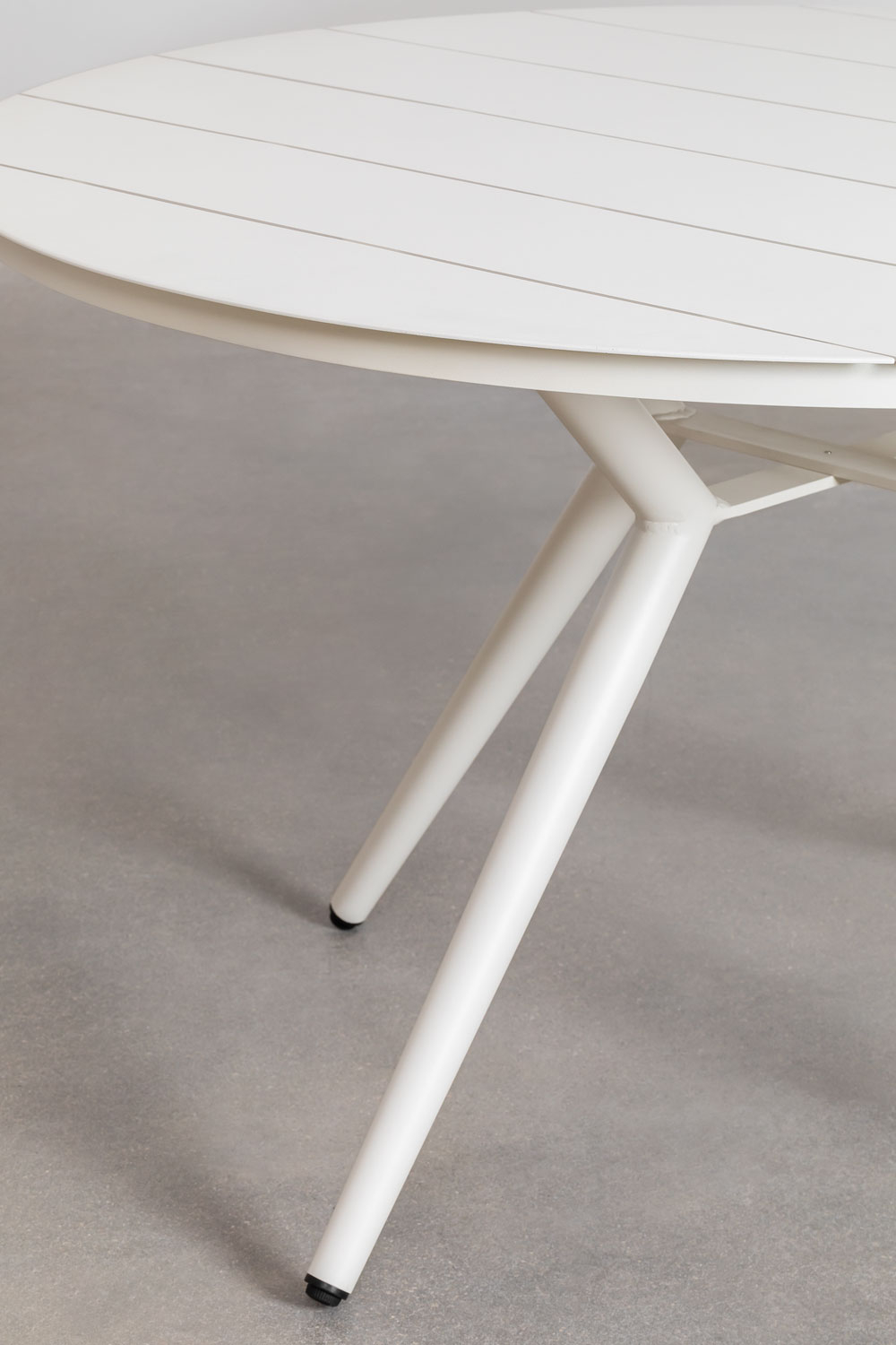 Set tavolo rotondo in alluminio Valerie (Ø125 cm) e 6 sedie da giardino con braccioli in alluminio e rattan sintetico Marsha