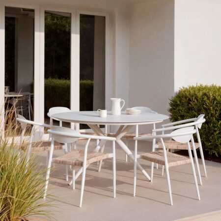 Set tavolo rotondo in alluminio Valerie (Ø125 cm) e 6 sedie da giardino con braccioli in alluminio e rattan sintetico Marsha