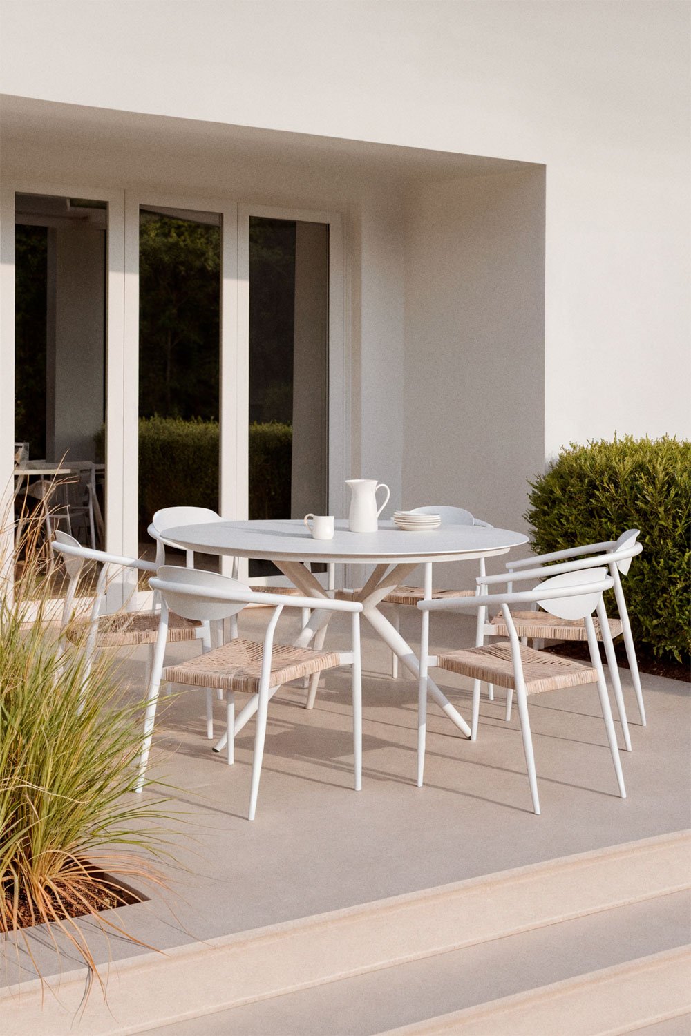 Set tavolo rotondo in alluminio Valerie (Ø125 cm) e 6 sedie da giardino con braccioli in alluminio e rattan sintetico Marsha