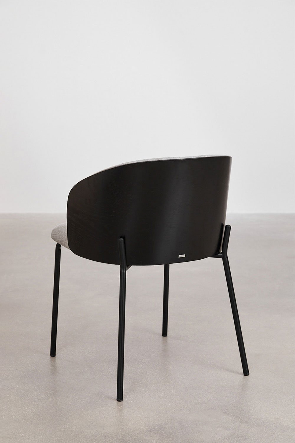 Set tavolo rotondo in cemento (Ø120 cm) Noemi e 6 sedie da pranzo in legno imbottite Amieva