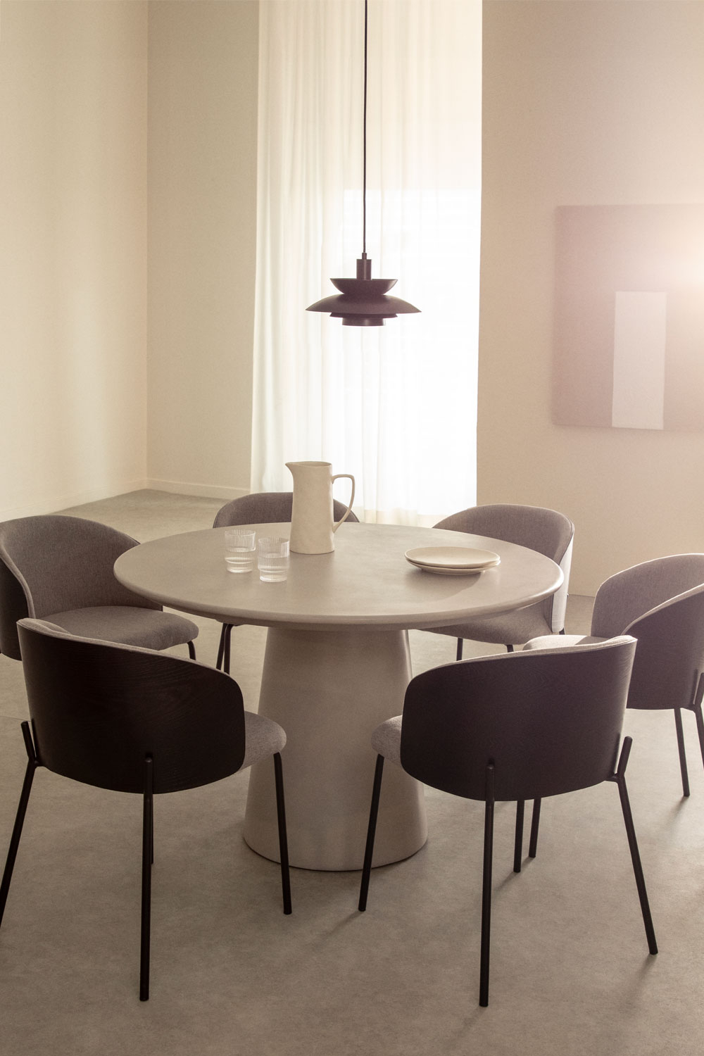 Set tavolo rotondo in cemento (Ø120 cm) Noemi e 6 sedie da pranzo in legno imbottite Amieva