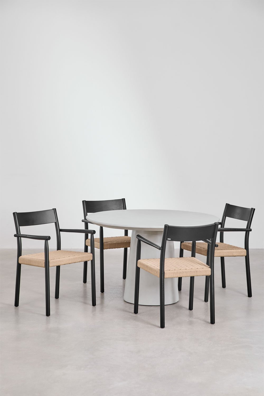 Set tavolo rotondo in cemento (Ø120 cm) Noemi e 4 sedie da pranzo in legno di rovere e corda intrecciata Mara