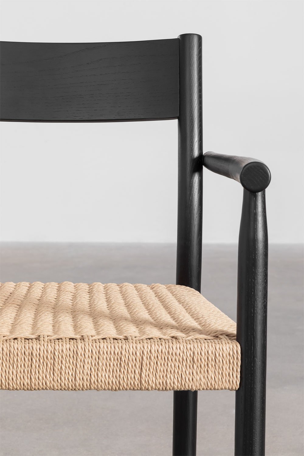 Set tavolo rotondo in cemento (Ø120 cm) Noemi e 4 sedie da pranzo in legno di rovere e corda intrecciata Mara