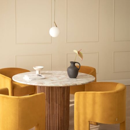 Set tavolo rotondo in marmo e legno di mango (Ø120 cm) Giselda e 4 sedie da pranzo in velluto Xastru