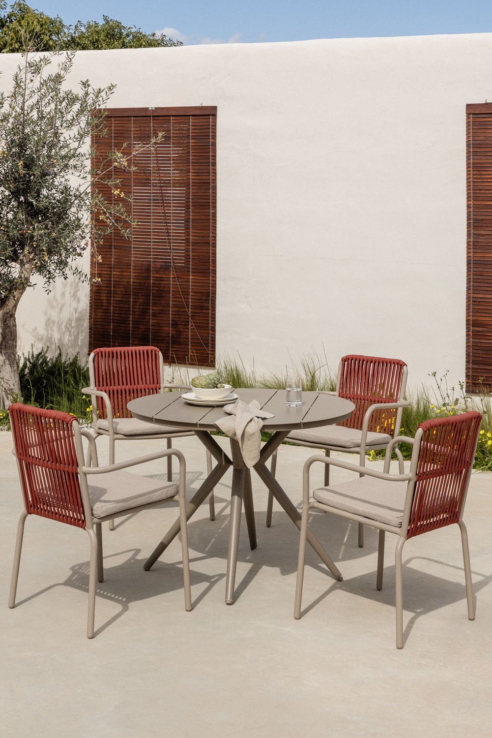 Set tavolo rotondo Ø100 cm Valerie e 4 sedie da giardino con braccioli in alluminio Alberta
