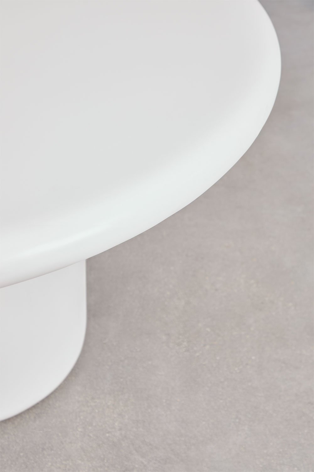 Set tavolo rotondo Ø120 cm in cemento Namara e 4 sedie da giardino con braccioli in legno di acacia Leilan