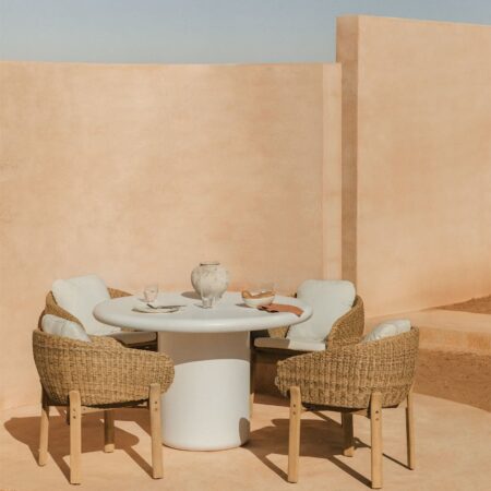 Set tavolo rotondo Ø120 cm in cemento Namara e 4 sedie da giardino con braccioli in legno di acacia Leilan