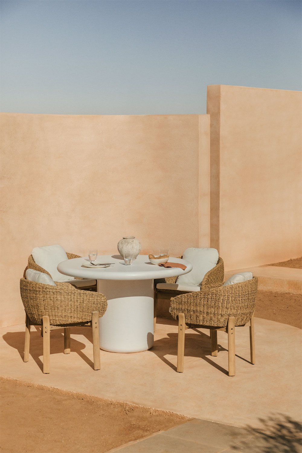 Set tavolo rotondo Ø120 cm in cemento Namara e 4 sedie da giardino con braccioli in legno di acacia Leilan