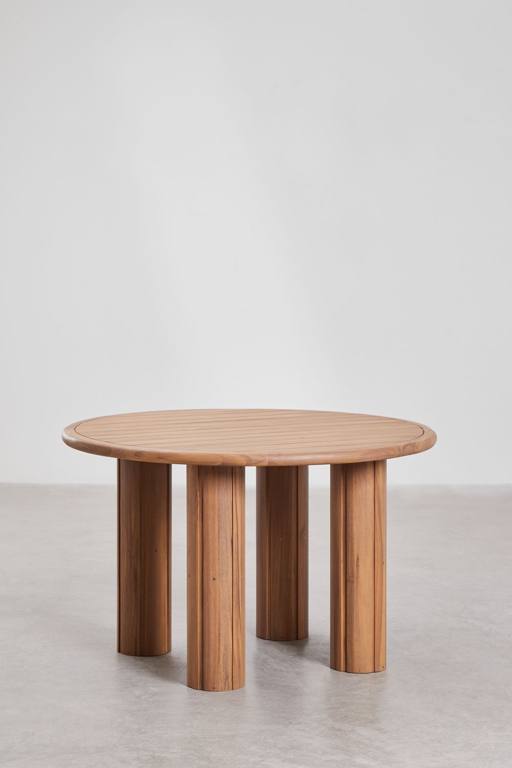 Set tavolo rotondo Ø120 cm in legno di acacia Danara e 6 sedie da giardino con braccioli in legno di acacia Elmina