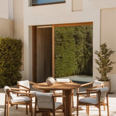 Set tavolo rotondo Ø120 cm in legno di acacia Danara e 6 sedie da giardino con braccioli in legno di acacia Elmina