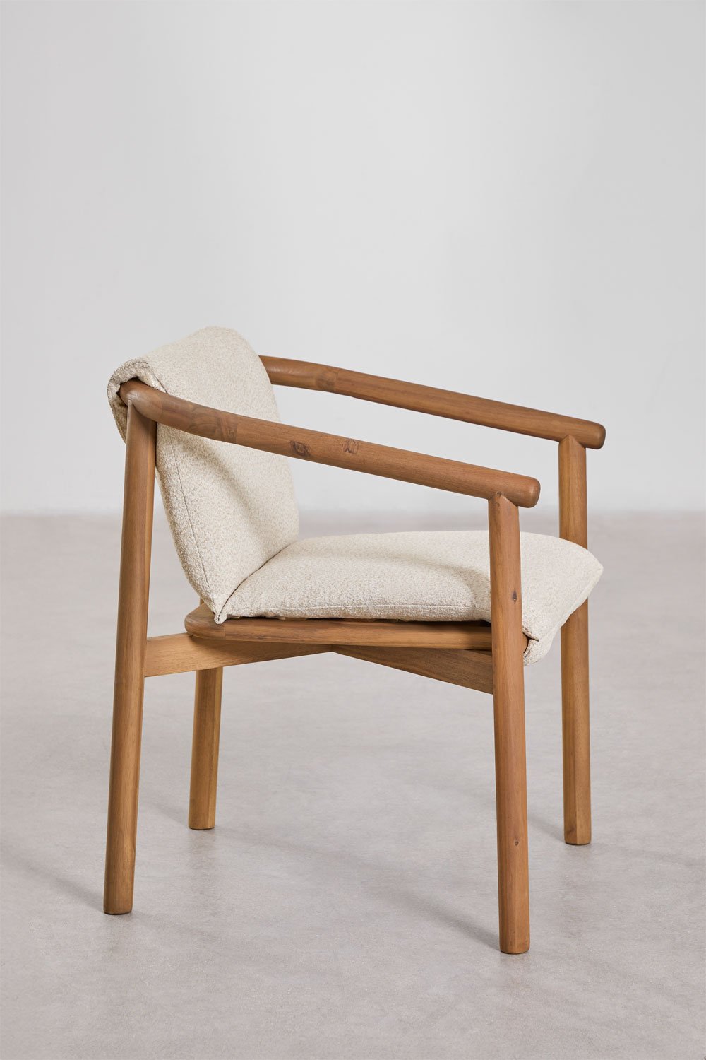 Set tavolo rotondo Ø120 cm in legno di acacia Danara e 6 sedie da giardino con braccioli in legno di acacia Elmina