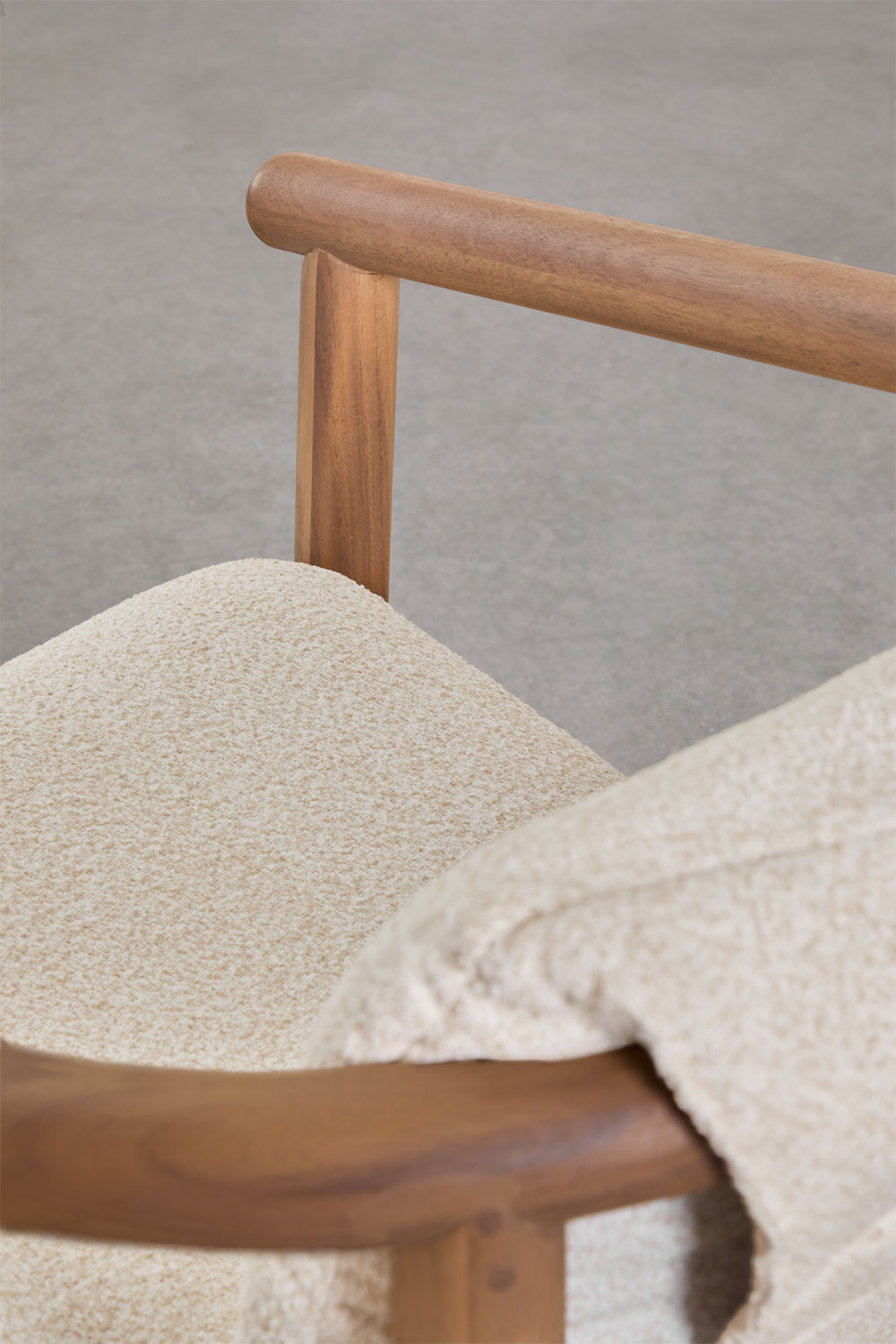 Set tavolo rotondo Ø120 cm in legno di acacia Danara e 6 sedie da giardino con braccioli in legno di acacia Elmina