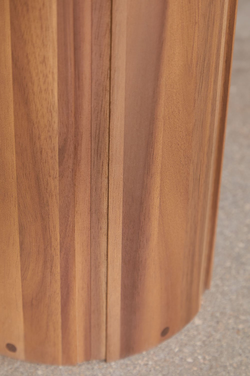 Set tavolo rotondo Ø120 cm in legno di acacia Danara e 6 sedie da giardino in legno di acacia e rattan sintetico Ginara