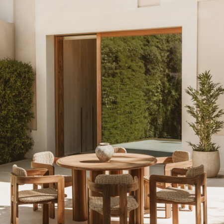 Set tavolo rotondo Ø120 cm in legno di acacia Danara e 6 sedie da giardino in legno di acacia e rattan sintetico Ginara