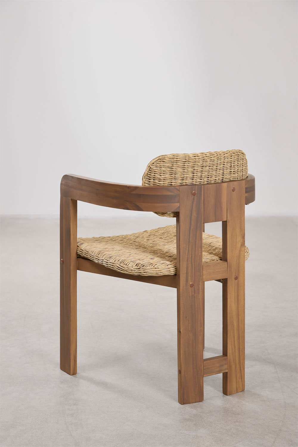 Set tavolo rotondo Ø120 cm in legno di acacia Danara e 6 sedie da giardino in legno di acacia e rattan sintetico Ginara