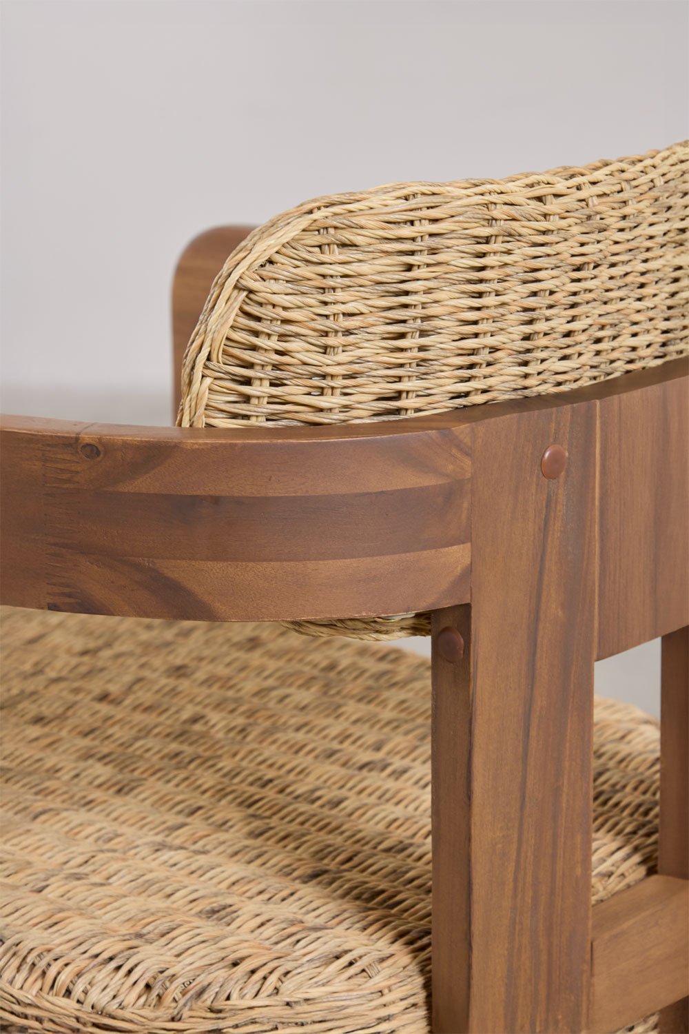 Set tavolo rotondo Ø120 cm in legno di acacia Danara e 6 sedie da giardino in legno di acacia e rattan sintetico Ginara