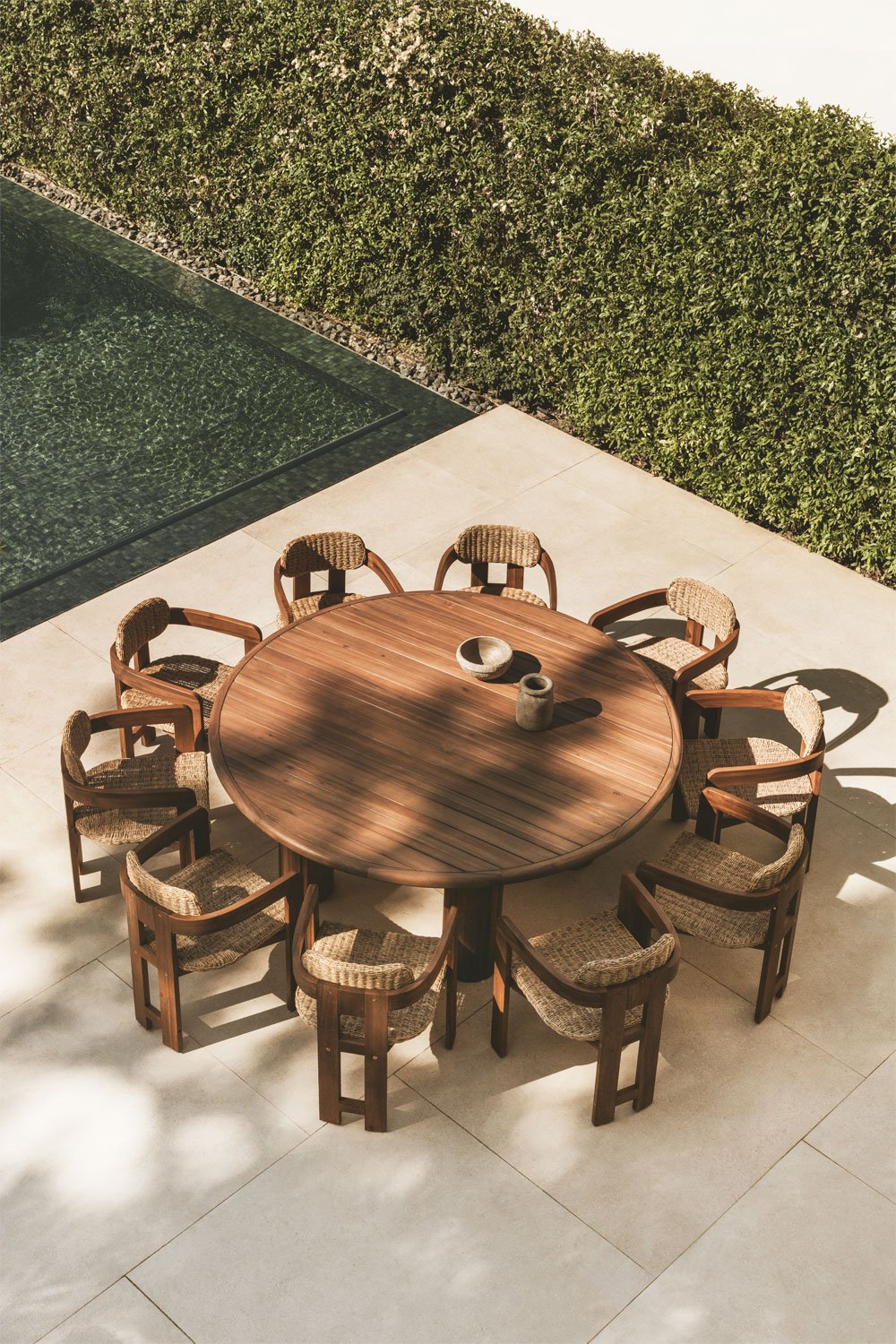Set tavolo rotondo Ø180 cm in legno di acacia Danara e 10 sedie da giardino in legno di acacia e rattan sintetico Ginara