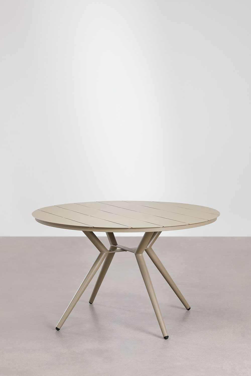 Set tavolo rotondo Valerie, Ø125 cm, e 6 sedie da pranzo impilabili con braccioli in alluminio Arhiza.