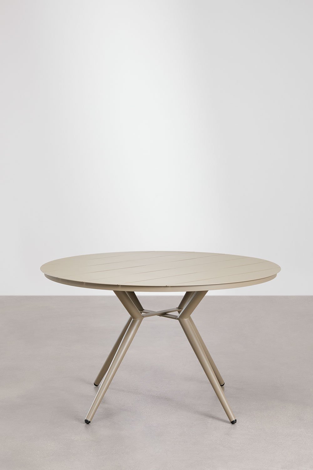 Set tavolo rotondo Valerie, Ø125 cm, e 6 sedie da pranzo impilabili con braccioli in alluminio Arhiza.