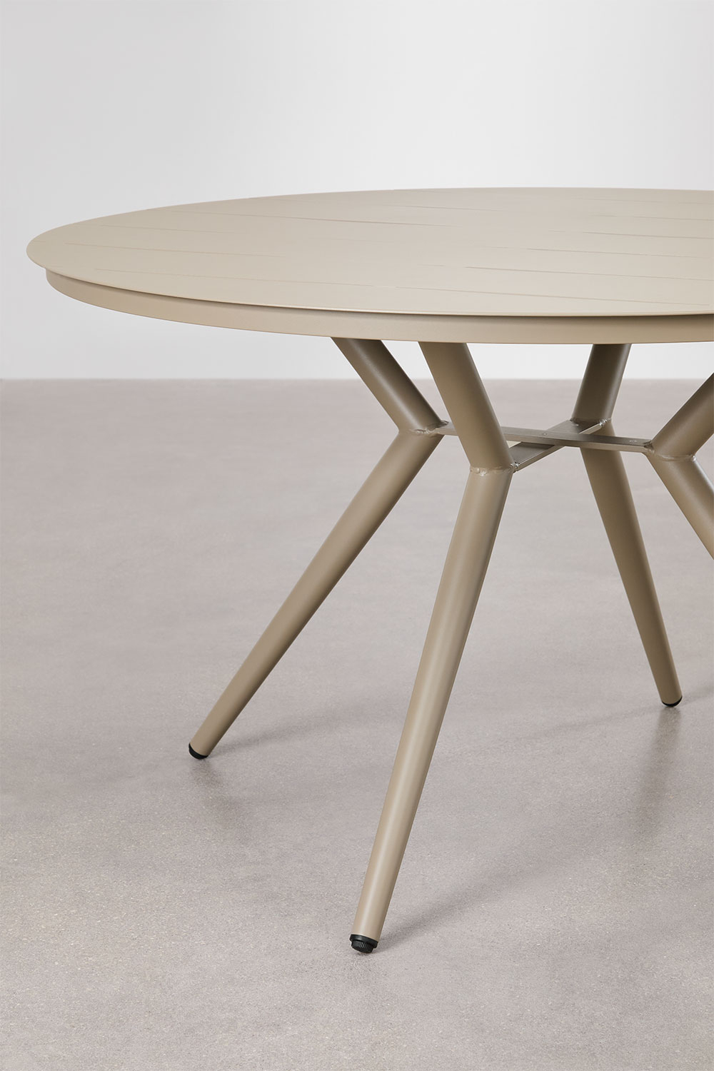 Set tavolo rotondo Valerie, Ø125 cm, e 6 sedie da pranzo impilabili con braccioli in alluminio Arhiza.