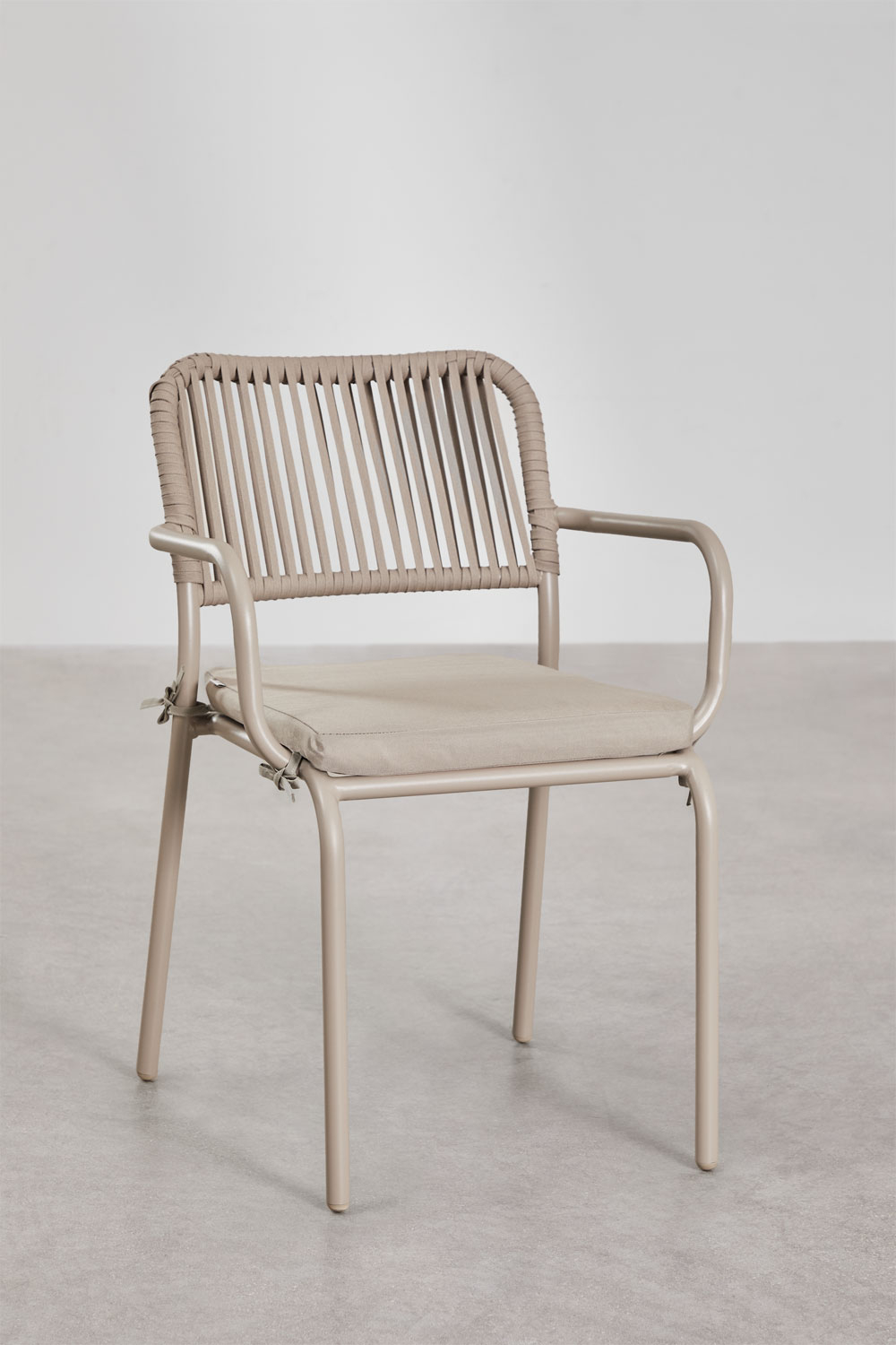 Set tavolo rotondo Valerie, Ø125 cm, e 6 sedie da pranzo impilabili con braccioli in alluminio Arhiza.