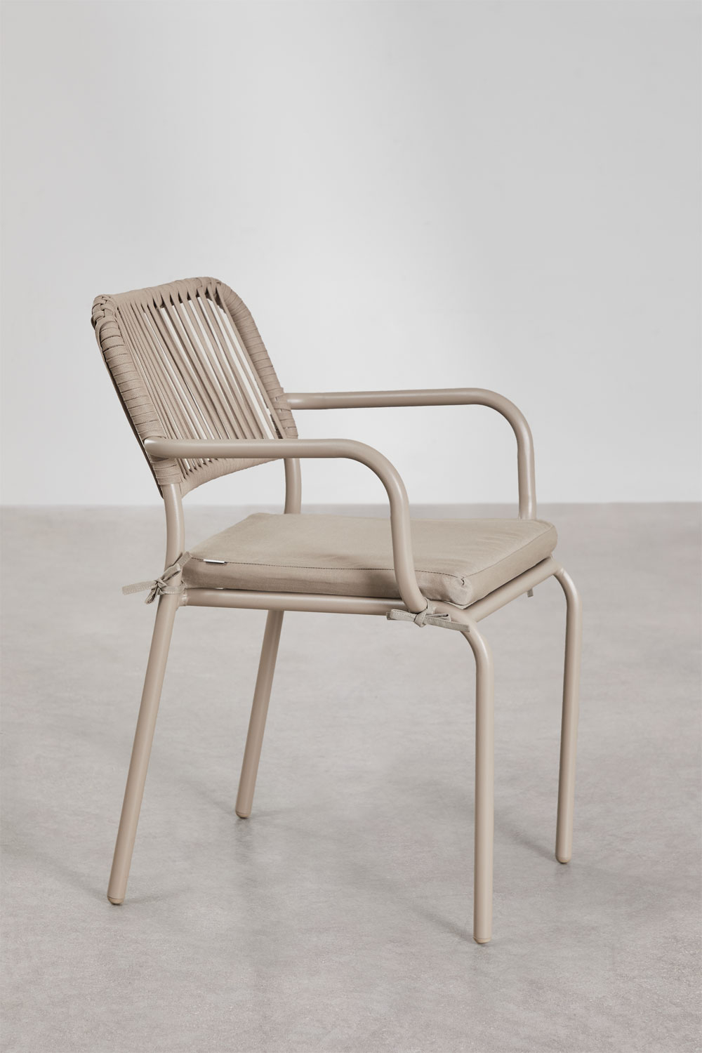 Set tavolo rotondo Valerie, Ø125 cm, e 6 sedie da pranzo impilabili con braccioli in alluminio Arhiza.