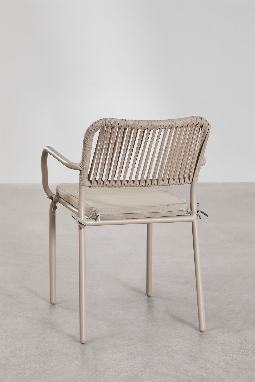 Set tavolo rotondo Valerie, Ø125 cm, e 6 sedie da pranzo impilabili con braccioli in alluminio Arhiza.