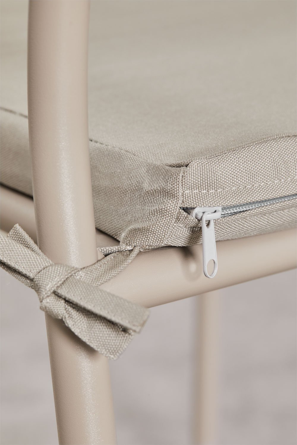 Set tavolo rotondo Valerie, Ø125 cm, e 6 sedie da pranzo impilabili con braccioli in alluminio Arhiza.