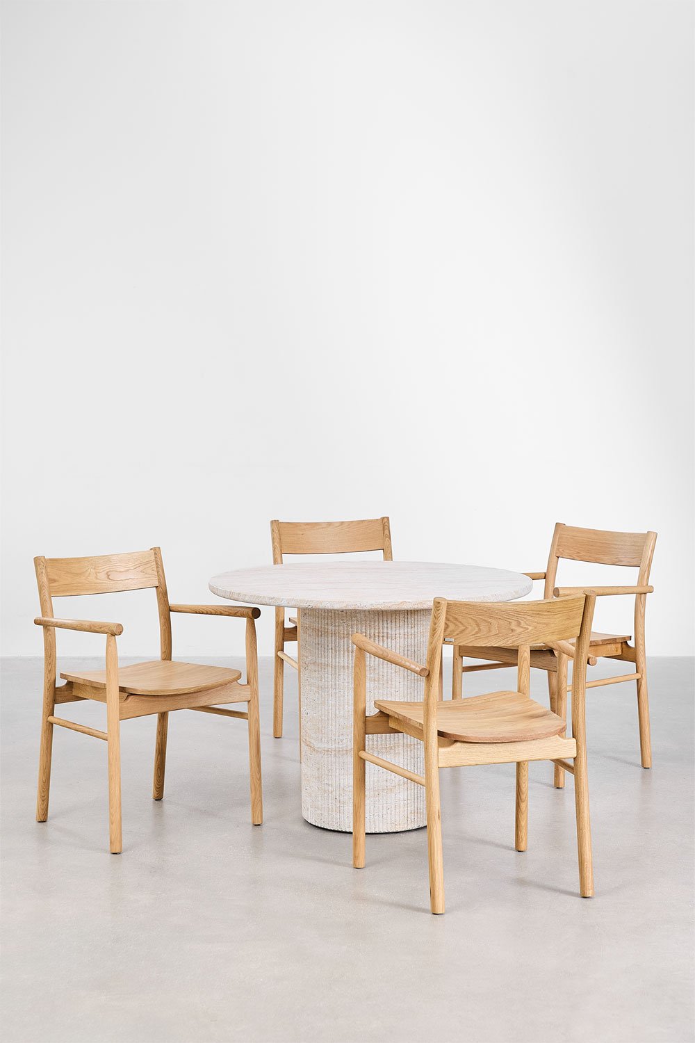 Set tavolo rotondo Velia in cemento effetto travertino (Ø100 cm) e 4 sedie da pranzo Mara Signature in legno di rovere