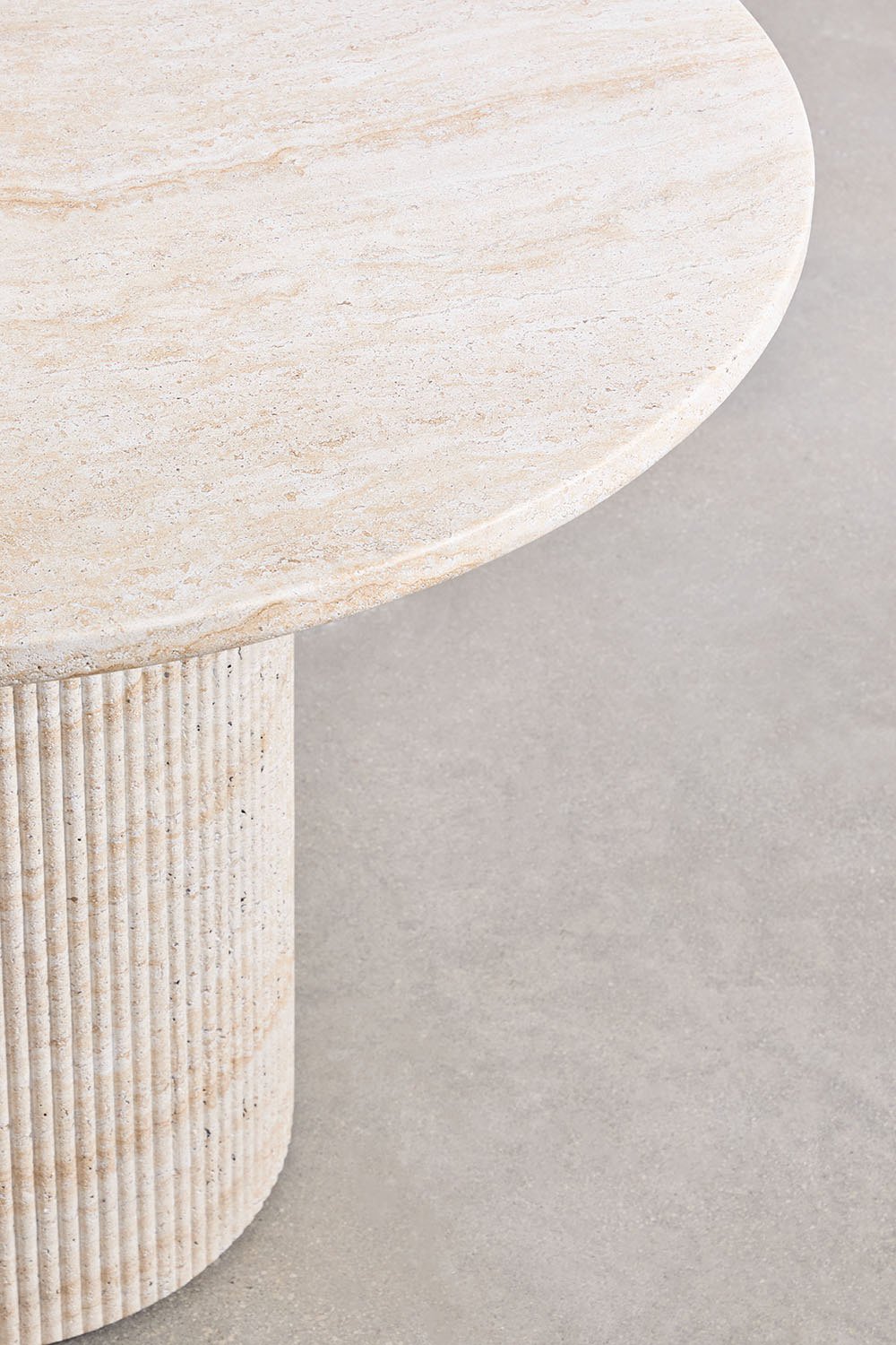 Set tavolo rotondo Velia in cemento effetto travertino (Ø100 cm) e 4 sedie da pranzo Mara Signature in legno di rovere