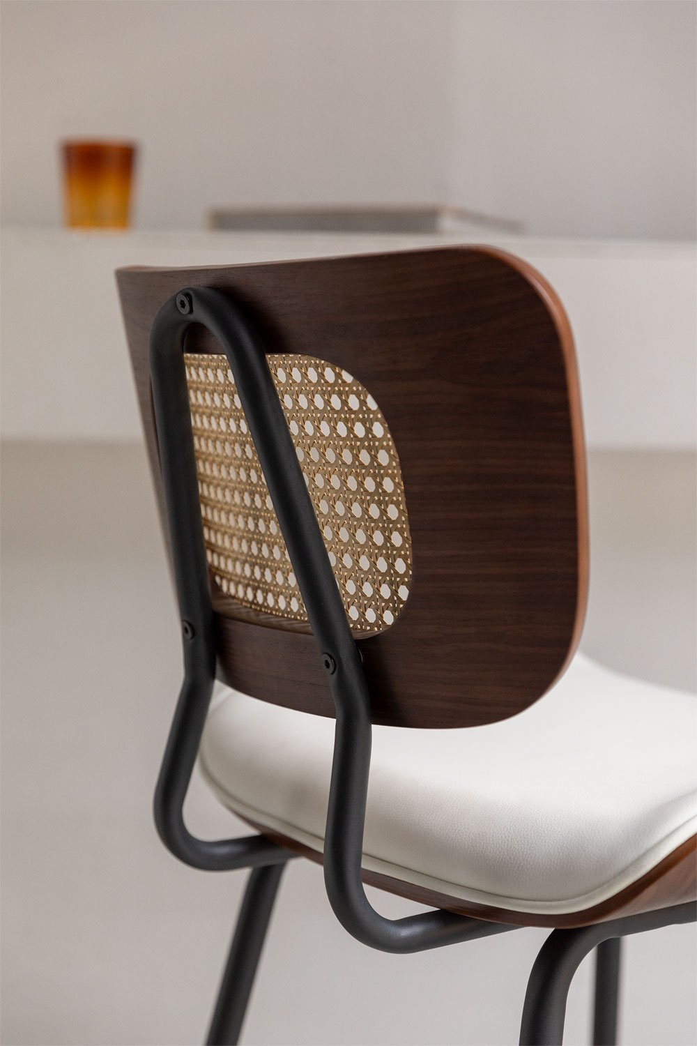 Sgabello alto in legno, rattan e similpelle Raysa