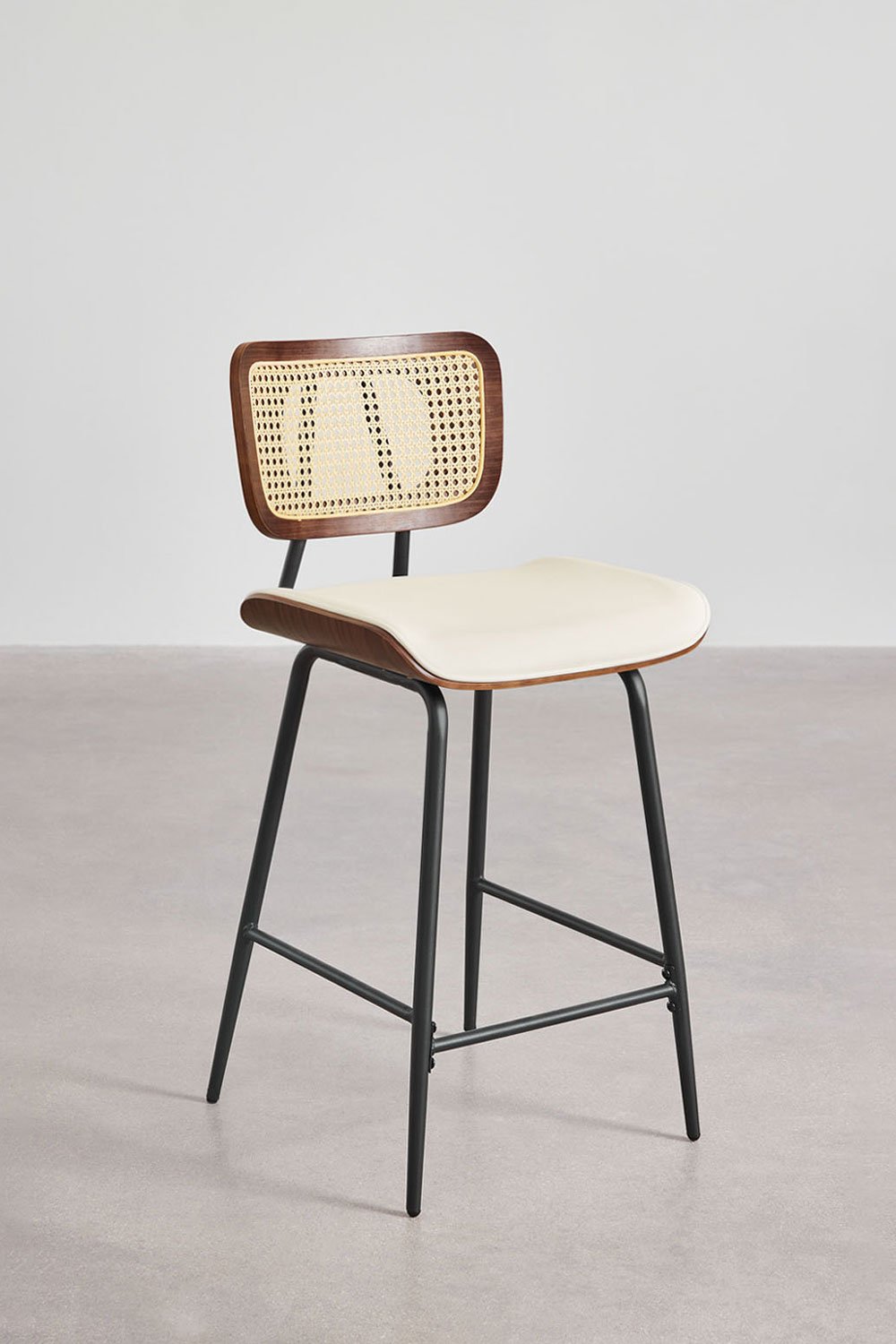 Sgabello alto in legno, rattan e similpelle Raysa