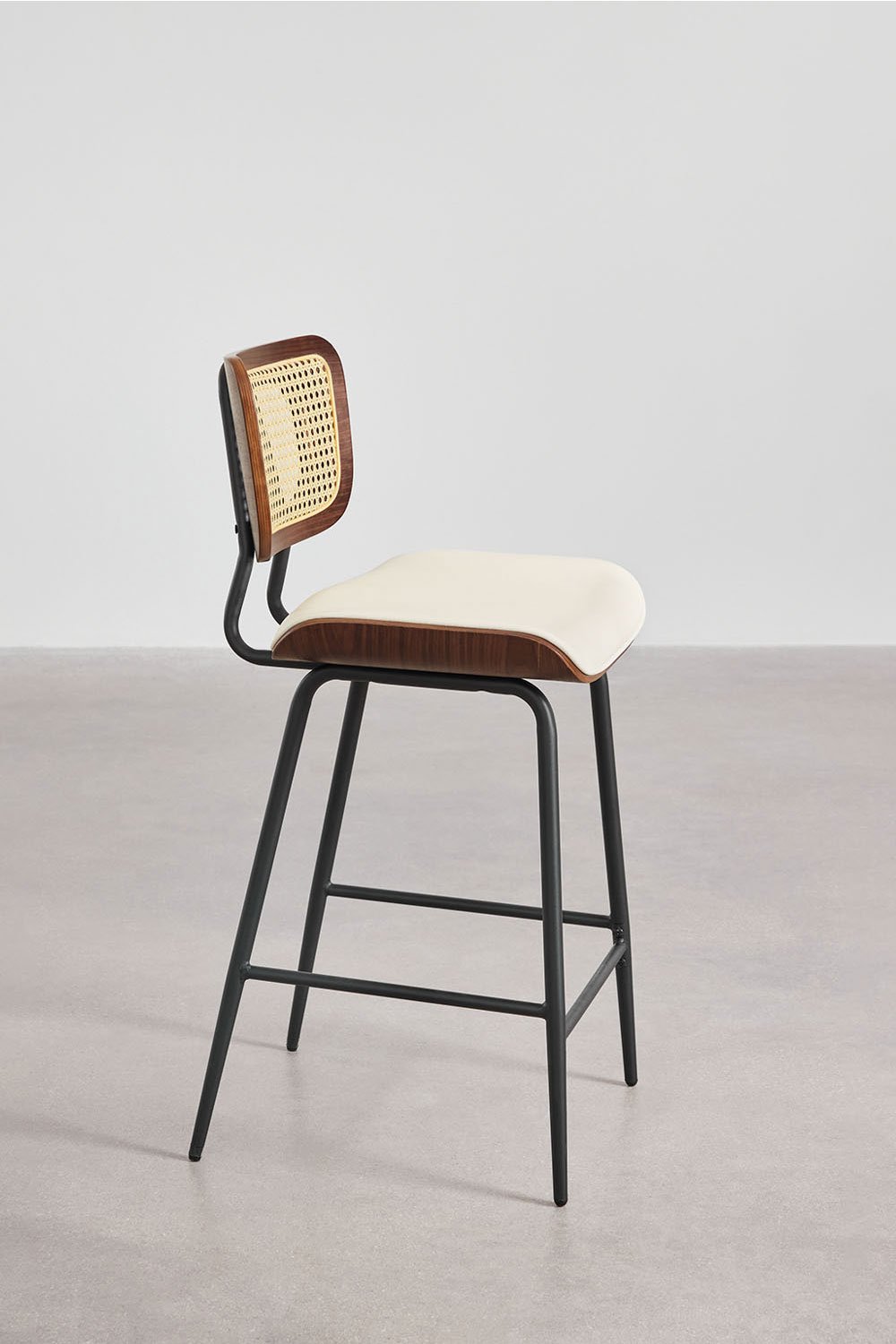 Sgabello alto in legno, rattan e similpelle Raysa