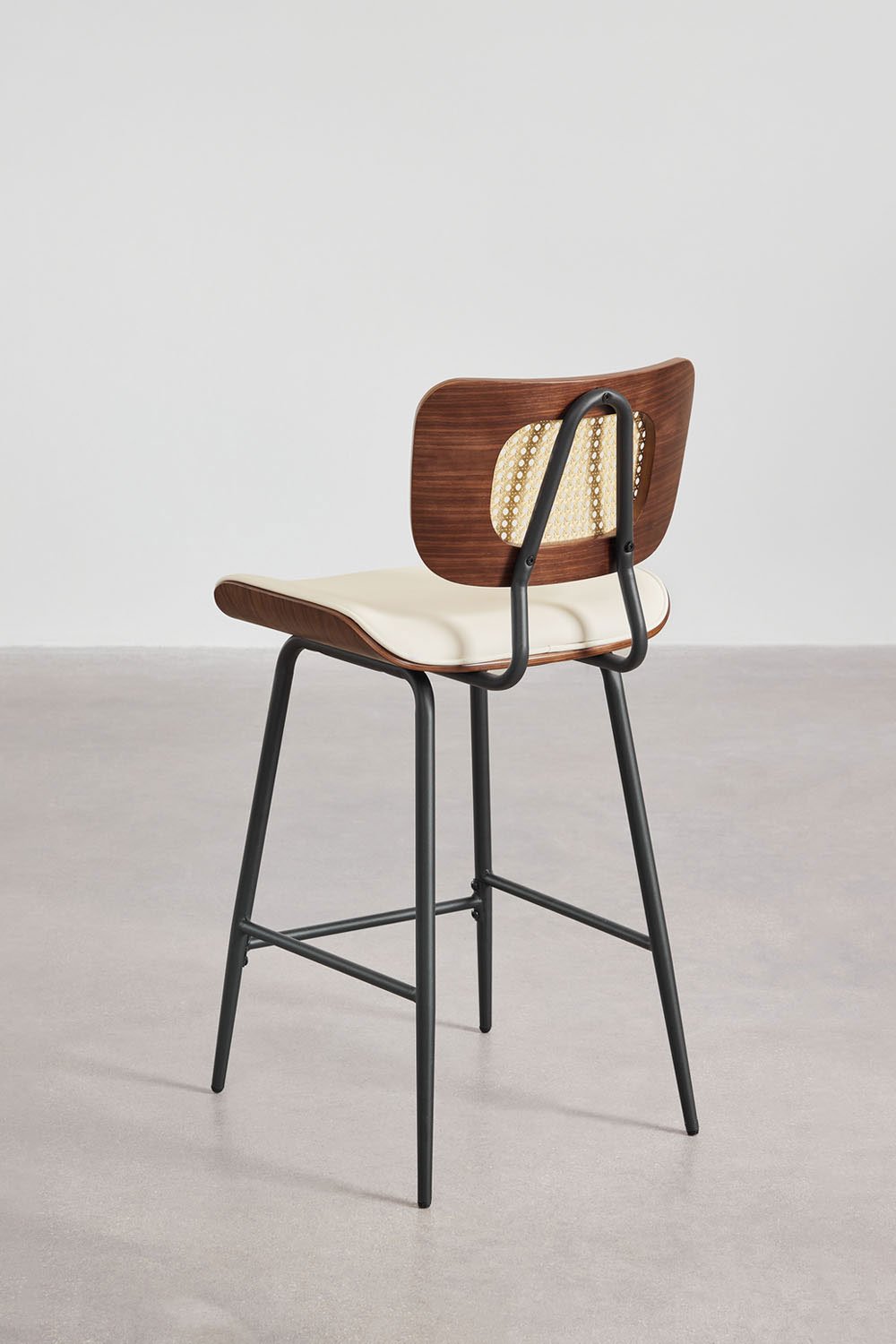 Sgabello alto in legno, rattan e similpelle Raysa