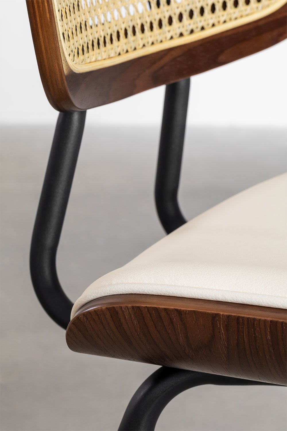 Sgabello alto in legno, rattan e similpelle Raysa