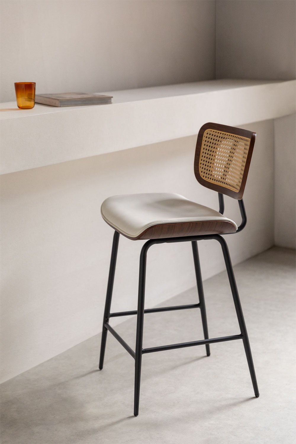 Sgabello alto in legno, rattan e similpelle Raysa